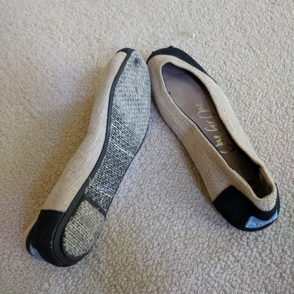 Tom's Black and Tan Flats - 6.5 - Picture 3 of 4